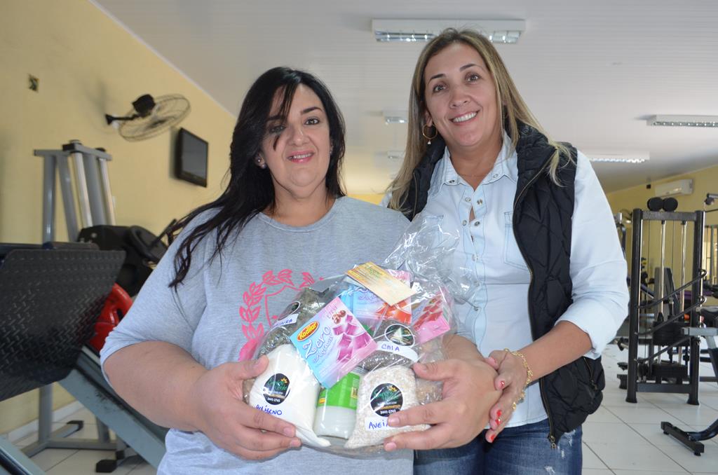 Mara com a cesta de alimentos oferecida pelo Emp&oacute;rio Verde, ao lado da empres&aacute;ria, Iracelis Becegato &ndash; Foto: Glaucia Piovesan/Jornal da Nova